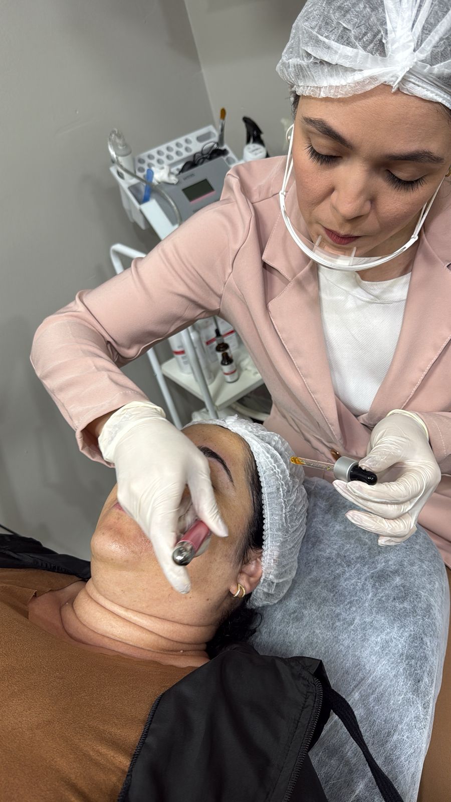 Maísa Evangelista em atendimento clínico aplicando sérum facial